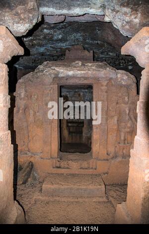 Panhale Kaji oder Panhalakaji Caves, District- Sindhudurg, Maharashtra, Indien: Interior von sabha-mandapa, das garbhagriha der Höhle Nr. 19 zeigt. Stockfoto