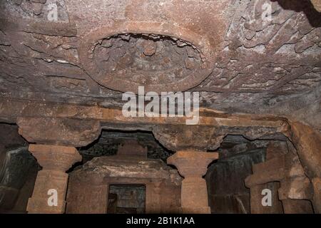 Panhale Kaji oder Panhalakaji Caves, District- Sindhudurg, Maharashtra, Indien: Interior der Höhle Nr. 19, die Säulen und die skulptierte Decke zeigt. Stockfoto