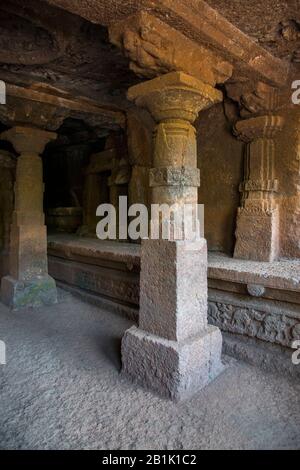 Panhale Kaji oder Panhalakaji Caves, District- Sindhudurg, Maharashtra, Indien: Interior der Höhle Nr. 19. Säule mit quadratischem Sockel und einer Dekoration Stockfoto