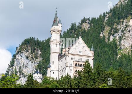 Füssen, Deutschland - 29. Juni 2016. Außenansicht des Schlosses Neuschwanstein im Dorf Hohenschwangau bei Füssen, mit Bergen im Hintergrund. Stockfoto