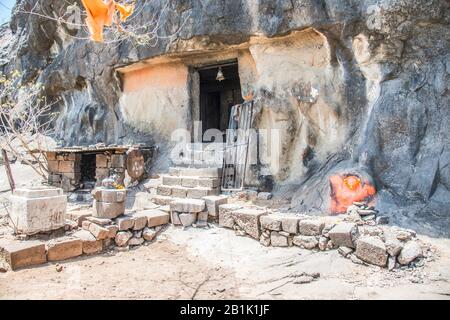 Ghorawadi-Höhlen oder Shelarwadi-Höhlen, Distrikt Pune, Maharashtra Indien: Allgemeine Sicht auf einen buddhistischen Vihara, der zu einem Hindu-Schrein umgebaut wurde, wenn der Ort liegt Stockfoto