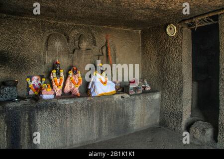 Ghorawadi-Höhlen oder Shelarwadi-Höhlen, Distrikt Pune, Maharashtra Indien: Innenansicht einer der buddhistischen Vihara, die mit Hindu-Götter und Godd installiert ist Stockfoto