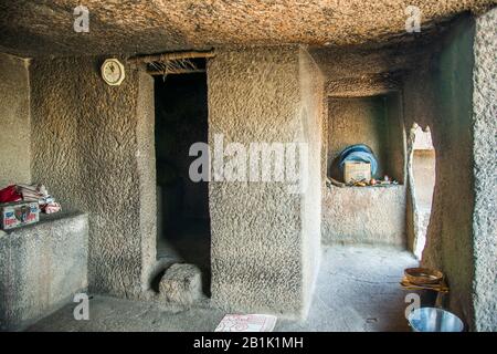 Ghorawadi-Höhlen oder Shelarwadi-Höhlen, District Pune, Maharashtra Indien: Innenansicht des buddhistischen Vihara mit einer Monchenzelle und einer angrenzenden Nische Stockfoto