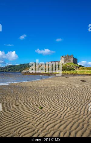 Schloss Tioram unter blauem Himmel von der Strand bei Ebbe, Loch Moidart, Highlands, Schottland, UK Stockfoto