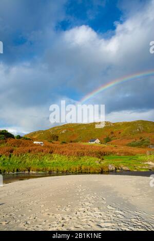 Regenbogen über Sand und ländliche Szene in der Nähe von Arisaig und Morar Strände, Schottland Stockfoto