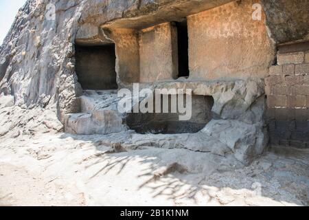 Ghorawadi-Höhlen oder Shelarwadi-Höhlen, District Pune, Maharashtra Indien: Allgemeine Ansicht von Monch-Zellen und einer Wasserdistinde unten. Stockfoto