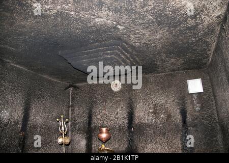 Ghorawadi-Höhlen oder Shelarwadi-Höhlen, Distrikt Pune, Maharashtra Indien: Teil des Harmika an der Decke, unter der einst der Stupa im stand Stockfoto