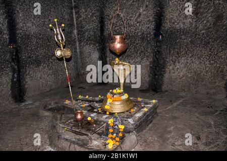 Ghorawadi-Höhlen oder Shelarwadi-Höhlen, Distrikt Pune, Maharashtra Indien: Ansicht von Shivalinga in Anbetung seit einigen Jahrhunderten, ursprünglich gab es einen stup Stockfoto