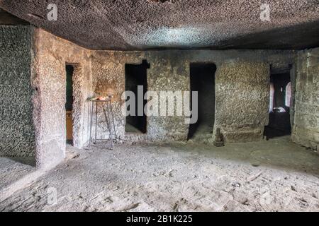 Ghorawadi-Höhlen oder Shelarwadi-Höhlen, Distrikt Pune, Maharashtra Indien: Ansicht der Monch-Zellen in der rechten Wand der Vihara, die von Shivalinga untergebracht ist. Stockfoto