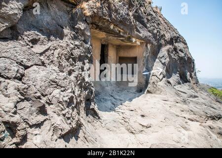 Ghorawadi-Höhlen oder Shelarwadi-Höhlen, Distrikt Pune, Maharashtra Indien: Allgemeiner Blick auf eine Zelle mit einer Nische rechts am äußersten Ende des Narps. Stockfoto