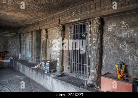 Ghorawadi-Höhlen oder Shelarwadi-Höhlen, Distrikt Pune, Maharashtra Indien: Inneres eines buddhistischen Vihara, das die Öffnung des Vestibüls mit vier Zellen am zeigt Stockfoto