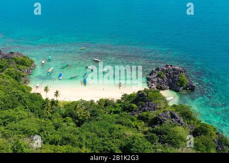 Weißer Sandstrand auf einer tropischen Insel, Draufsicht. Caramoan-Inseln, Matukad, Philippinen. Stockfoto