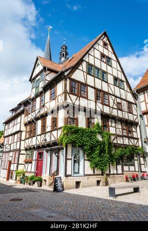 Quedlinburg, Deutschland - 19. Juni 2016. Traditionelles historisches Fachwerkgebäude in Quedlinburg mit Gewerbeimmobilien. Stockfoto