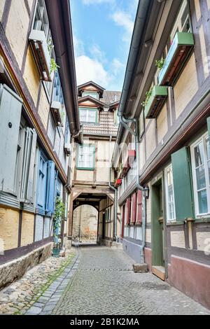 Quedlinburg, Deutschland - 19. Juni 2016. Enge Straße mit Fachwerk in der mittelalterlichen Stadt in der Stadt in Quedlinburg in Deutschland. Stockfoto