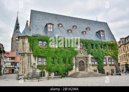 Quedlinburg, Deutschland - 19. Juni 2016. Ivy-verhülltes Rathausgebäude aus dem Jahr 1320 auf dem Markt in Quedlinburg mit umliegenden Gebäuden a Stockfoto