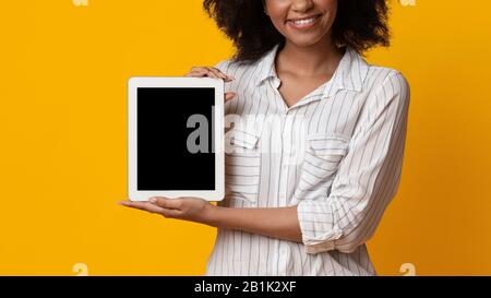 Digitales Tablet Mit Schwarzem Bildschirm In Den Händen Einer Nicht Erkennbaren Afro-Frau Stockfoto