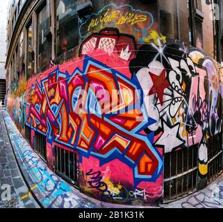 Bunt gestaltete, geometrische Graffiti in gepflasterter steinerner Hintergasse Hosier Street, Melbourne Lanes, Melbourne, Victoria, Australien Stockfoto