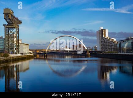 Clyde Arc Bridge Reflektierte sich an einem Sonnentag in Glasgow Scotland im Fluss Stockfoto