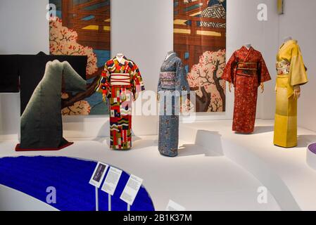 London, Großbritannien. Februar 2020. Ein allgemeiner Blick auf den Ausstellungsraum. Vorschau von "Kimono: Kyoto to Catwalk", einer Ausstellung, die den japanischen Kimono feiert. Im V&A-Museum in South Kensington sind Kunstwerke vom 29. Februar bis 21. Juni 2020 zu sehen. Kredit: Stephen Chung / Alamy Live News Stockfoto