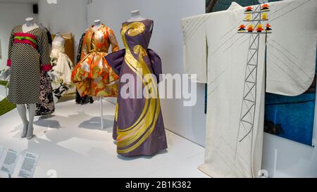 London, Großbritannien. Februar 2020. Ein allgemeiner Blick auf den Ausstellungsraum. Vorschau von "Kimono: Kyoto to Catwalk", einer Ausstellung, die den japanischen Kimono feiert. Im V&A-Museum in South Kensington sind Kunstwerke vom 29. Februar bis 21. Juni 2020 zu sehen. Kredit: Stephen Chung / Alamy Live News Stockfoto