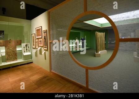 London, Großbritannien. Februar 2020. Ein allgemeiner Blick auf den Ausstellungsraum. Vorschau von "Kimono: Kyoto to Catwalk", einer Ausstellung, die den japanischen Kimono feiert. Im V&A-Museum in South Kensington sind Kunstwerke vom 29. Februar bis 21. Juni 2020 zu sehen. Kredit: Stephen Chung / Alamy Live News Stockfoto