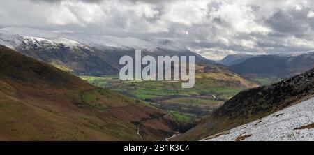 View Towrds High Rigg und St. John's in the Vale from Lonscale Fielen an den Flanken von Skiddaw Stockfoto