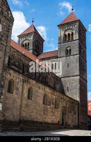 Quedlinburg, Deutschland - 20. Juni 2016. Außenansicht der Zwillingstürme der Stiftskirche St. Servatiuskirche in Quedlinburg, Deutschland. Stockfoto