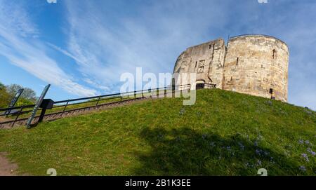 Die Treppe führt zum Eingang von Clifford's Tower, einem Teil von York Castle und einer berühmten Touristenattraktion in York Stockfoto