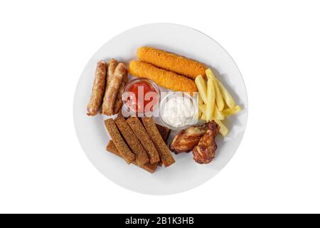 Heiße Appetithäppchen aus Roggenbrot, Wurstsatz, Käsestäbchen im Besen, Hühnerstücke, Pommes frites, Mayonnaisesauce, Teer-Teer, Ketchup auf Stockfoto