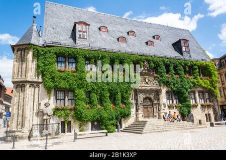 Quedlinburg, Deutschland - 20. Juni 2016. Ivy-verhülltes Rathausgebäude aus dem Jahr 1320 auf dem Markt in Quedlinburg mit umliegenden Gebäuden a Stockfoto