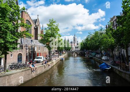 Amsterdam, Niederlande - 22. Juni 2016. Blick auf den Kanal Oudezijds Voorburgwal und die Straße in De Wallen im Zentrum von Amsterdam. Blick Richtung Basili Stockfoto