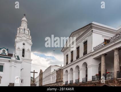 Das historische Zentrum von Quito, das im 16. Jahrhundert auf den Ruinen einer Inka-Stadt, Ecuador, gegründet wurde Stockfoto