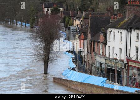 Die Szene in Ironbridge, Shropshire, wo den Bewohnern in Riverside Immobilien mitgeteilt wurde, ihre Häuser und Geschäfte sofort zu verlassen, nachdem temporäre Hochwasserschutzbarrieren, die das Flutwasser vom Fluss Severn zurückhalten, über Nacht verlegt wurden und unter dem Druck zu knicken schienen. Stockfoto