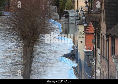 Die Szene in Ironbridge, Shropshire, wo den Bewohnern in Riverside Immobilien mitgeteilt wurde, ihre Häuser und Geschäfte sofort zu verlassen, nachdem temporäre Hochwasserschutzbarrieren, die das Flutwasser vom Fluss Severn zurückhalten, über Nacht verlegt wurden und unter dem Druck zu knicken schienen. Stockfoto