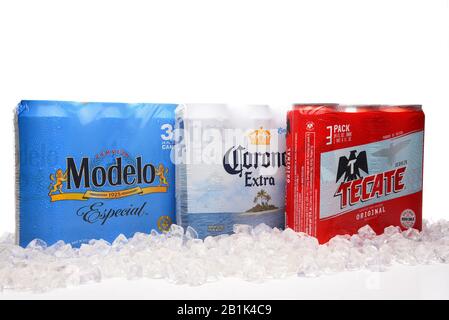 Irvine, KALIFORNIEN - 21. MÄRZ 2018: Drei Packungen mit 24 Gramm mexikanischen Bieren. Modelo Especial, Corona Extra und Tecate Original mit Eis. Stockfoto