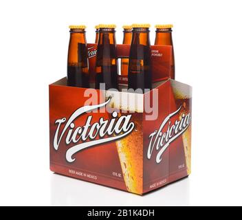 Irvine, KALIFORNIEN - 14. DEZEMBER 2017: 6 Stück Victoria-Bierflaschen Seitenansicht. Mexicos älteste Biermarke. Victoria wurde durchgängig gebraut Stockfoto