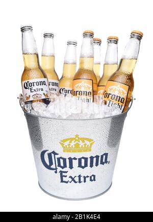 Irvine, KALIFORNIEN - 14. DEZEMBER 2017: Eimer mit Corona Light Beer und Corona Extra Flaschen. Corona ist das beliebteste Importbier in den USA. Stockfoto