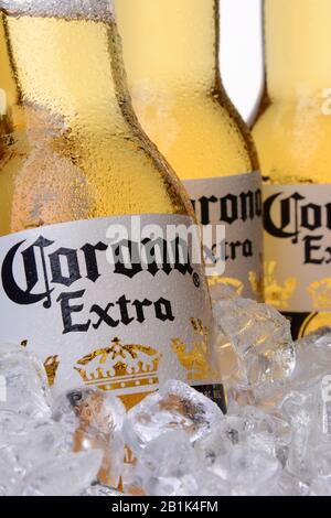 Irvine, CA - 30. MAI 2014: Nahaufnahme von Corona Extra Bierflaschen in Eis. Corona von der Grupo Modelo, Anheuser-Busch InBev ist die beliebteste importierte Be Stockfoto