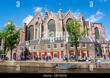 Amsterdam, Niederlande - 22. Juni 2016. Außenansicht der Kirche Oude Kirk in Amsterdam mit Personen und Fahrrädern. Oude Kirk ist das älteste Gebäude Stockfoto