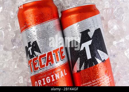Irvine, KALIFORNIEN - 21. MÄRZ 2018: Zwei Tecate Original Cerveza Dosen auf Eiscloseup. Die Cuauhtemoc Moctezuma Brewery ist eine große Brauerei mit Sitz in Monterre Stockfoto