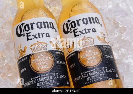 Irvine, CA - 27. MAI 2014: Zwei Flaschen Corona Extra Bier auf einem Eisbett. Corona von der Grupo Modelo, Anheuser-Busch InBev ist der beliebteste Import Stockfoto