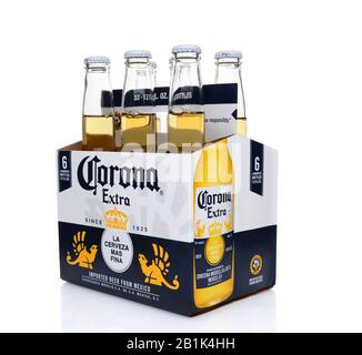 Irvine, CA - 25. MAI 2014: Ein 6er Pack Corona Extra Bier, 3/4-Ansicht. Corona ist das beliebteste Importbier in den Vereinigten Staaten. Stockfoto
