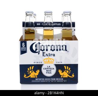 Irvine, CA - 25. MAI 2014: Ein 6er Pack Corona Extra Bier, Seitenansicht. Corona ist das beliebteste Importbier in den Vereinigten Staaten. Stockfoto