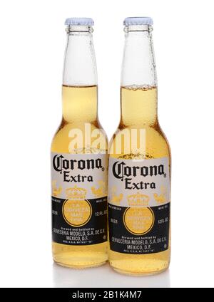 Irvine, CA - 27. MAI 2014: Zwei Flaschen Corona Extra Bier auf einem Eisbett. Corona von der Grupo Modelo, Anheuser-Busch InBev ist der beliebteste Import Stockfoto