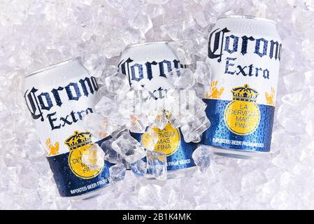 Irvine, KALIFORNIEN - 29. MÄRZ 2018: Corona Extra Bierdosen in Eis. Corona ist der beliebteste Import in den USA. Stockfoto