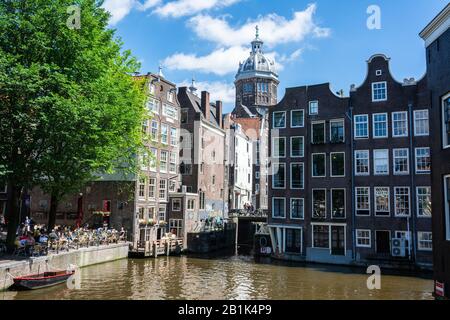 Amsterdam, Niederlande – 22. Juni 2016. Blick auf den Oudezijds Voorburgwal Kanal und die Straße in De Wallen im Zentrum von Amsterdam. Stockfoto