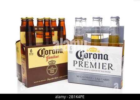 Irvine, KALIFORNIEN - 21. MÄRZ 2018: Ein Sechs-Pack von Corona Premier und Familiar. Die importierten mexikanischen Biere gehören zu den Marken von Grupo Modelo. Stockfoto