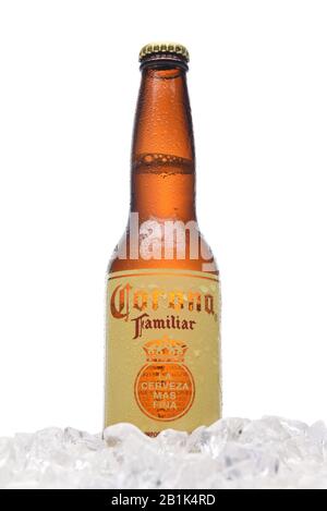 Irvine, KALIFORNIEN - 21. MÄRZ 2018: Eine Flasche Corona Vertrautes Bier im Eis. Vertraut schmeckt wie Corona Extra, aber mit einem reicheren Geschmack. Stockfoto