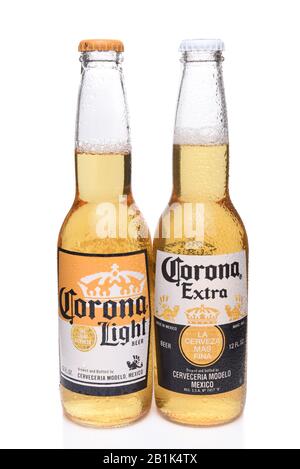 Irvine, KALIFORNIEN - 14. DEZEMBER 2017: Zwei Flaschen Corona-Bier, Light und Extra. Corona ist das beliebteste Importbier in den USA. Stockfoto