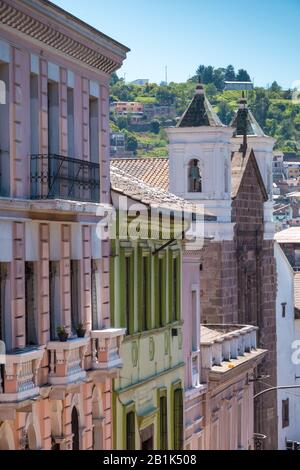 Das historische Zentrum von Quito, das im 16. Jahrhundert auf den Ruinen einer Inka-Stadt, Ecuador, gegründet wurde Stockfoto